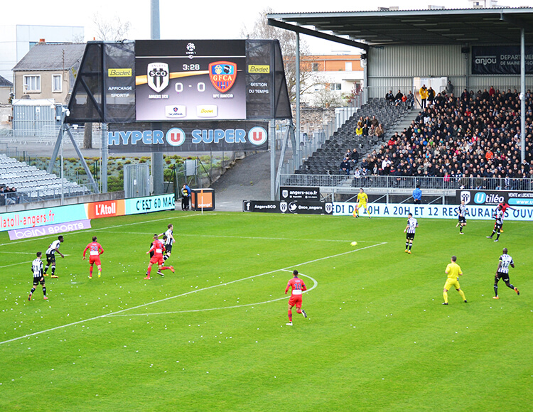 Giant screens to digitise high-level matches in a stadium