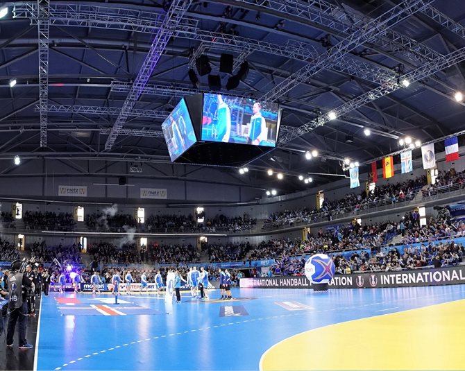 led-video-display-solutions-video-cube-arena-metz-2